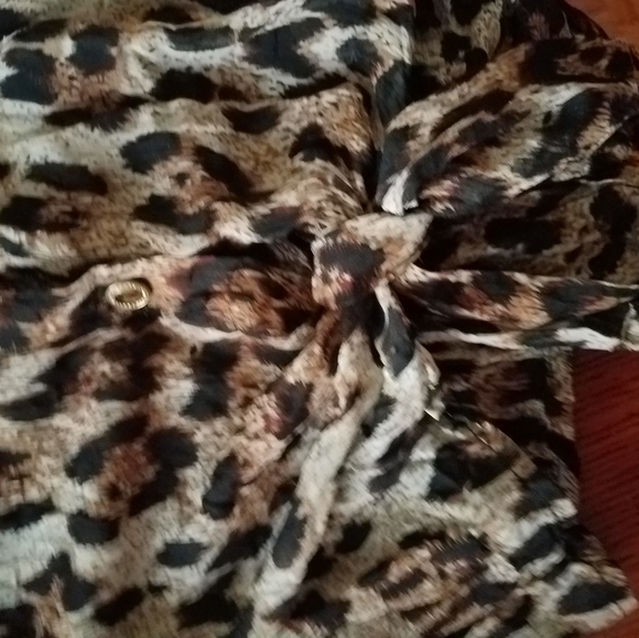 Leopard crop button down blouse - Picture 2 of 4